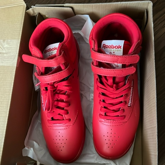 NEW Leather Hi - Top Reebok without tags Adorable Womens Classic Red Kicks sze 6 - Picture 1 of 6